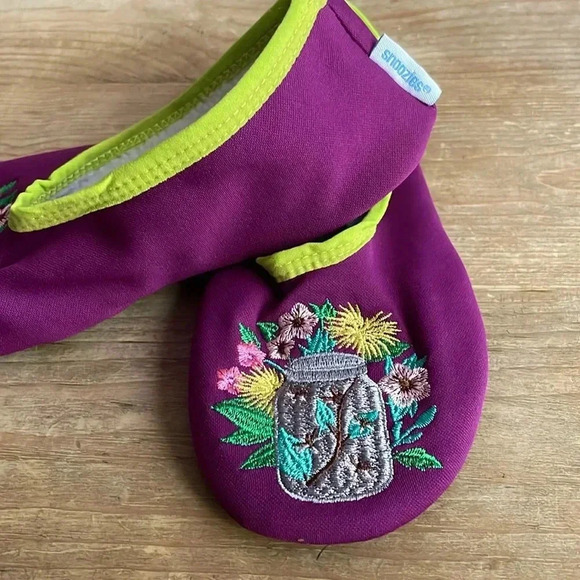 NWT VTG Snoozies Embroidered Firefly Slippers Rubber Soles Sherpa Lined 5-7 - Picture 1 of 5